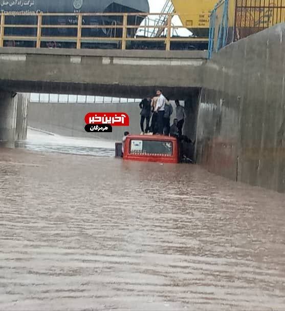 مینیبوس حامل مسافران در سیل ناگهانی غرق شد | عکس