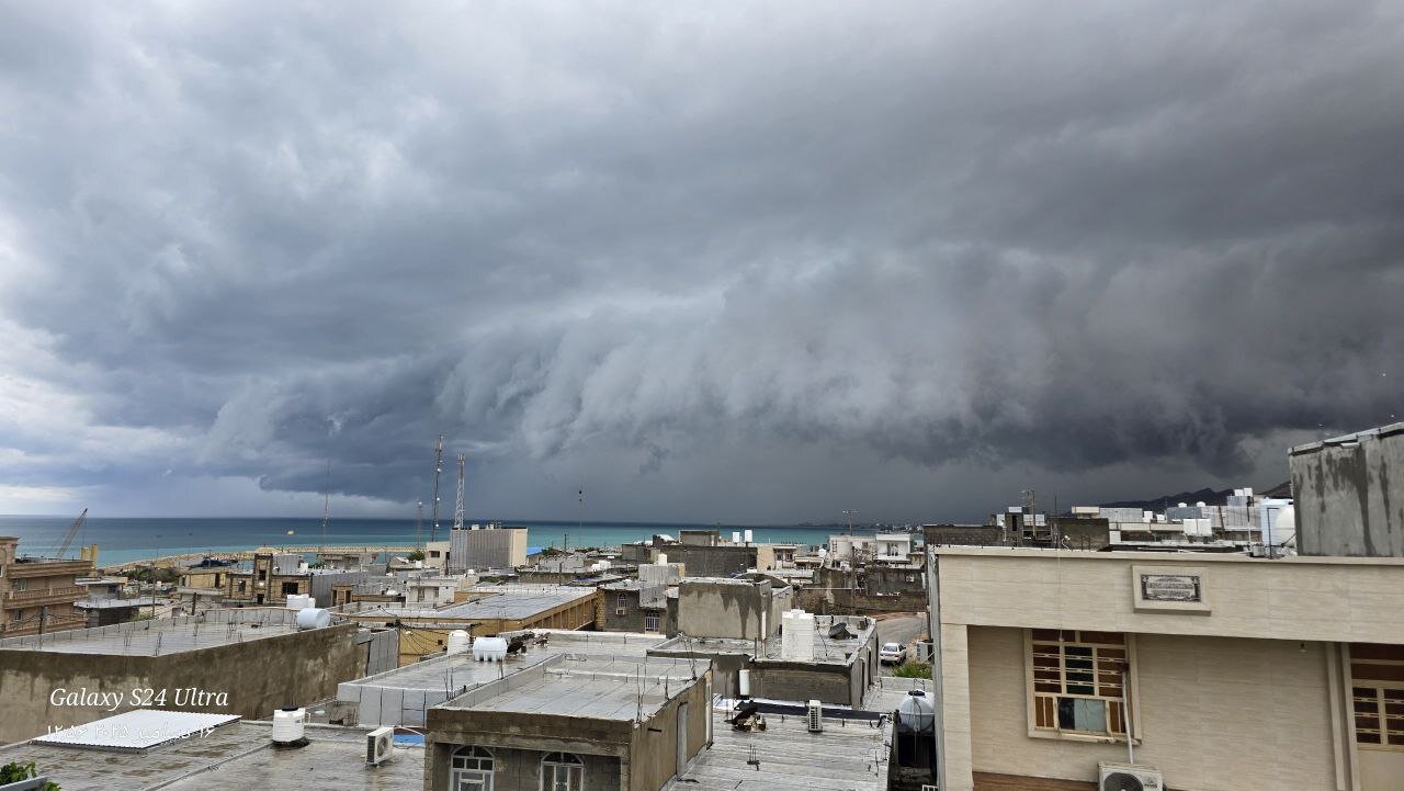 آخرین خبرها از سیلاب هرمزگان | جزئیات بارندگی در شهرهای استان | ساکنان این جزیره با قایق در خیابان تردد می کنند