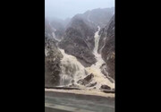 جاری شدن آب خروشان از کوه در حاشیه یک جاده + ویدئو | تصاویری از طغیان کم‌سابقه یک رودخانه