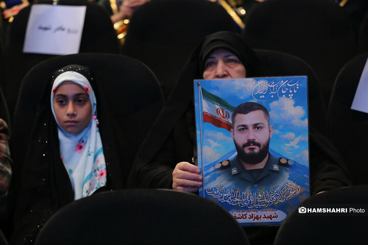 آیین تجلیل مادر بزرگوار شهیدان حسن و محمد باقری با حضور شهردار تهران