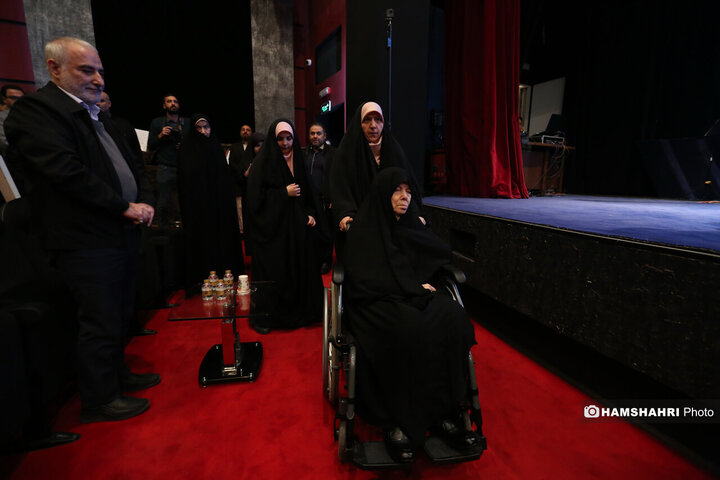 آیین تجلیل مادر بزرگوار شهیدان حسن و محمد باقری با حضور شهردار تهران