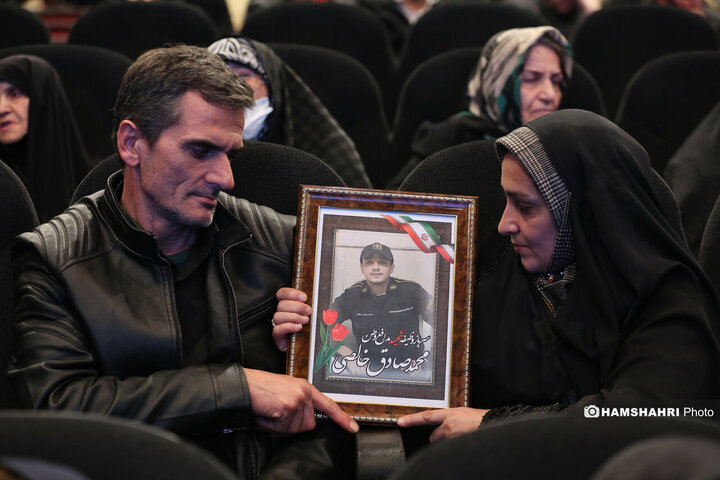 آیین تجلیل مادر بزرگوار شهیدان حسن و محمد باقری با حضور شهردار تهران