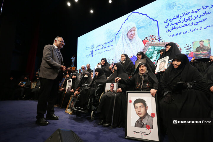 آیین تجلیل مادر بزرگوار شهیدان حسن و محمد باقری با حضور شهردار تهران