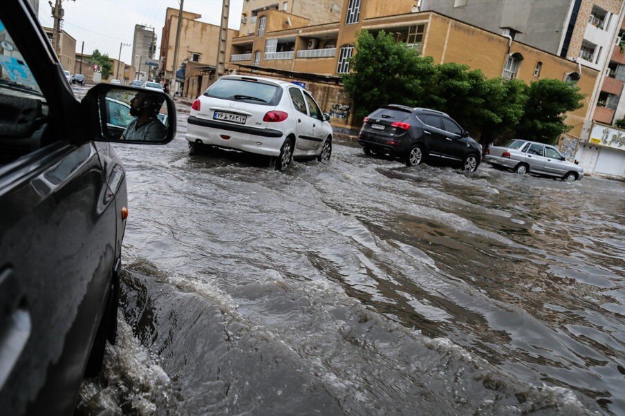 خیابان‌های این شهر گرم دریاچه شد! | حجم آب را ببینید