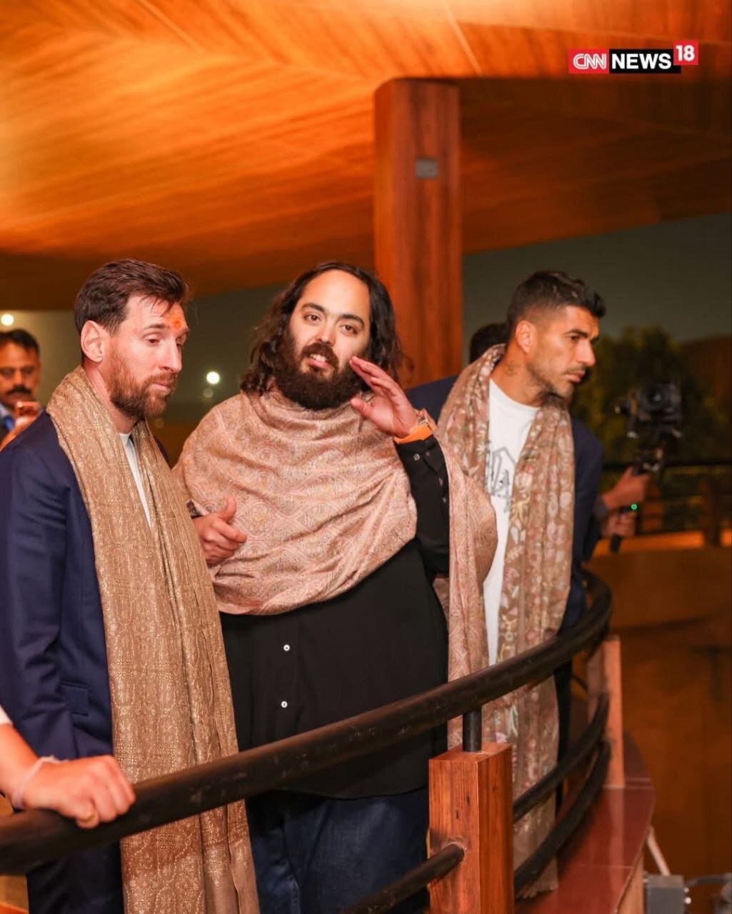 غذا دادن مسی به زرافه ها در هند | تصاویر