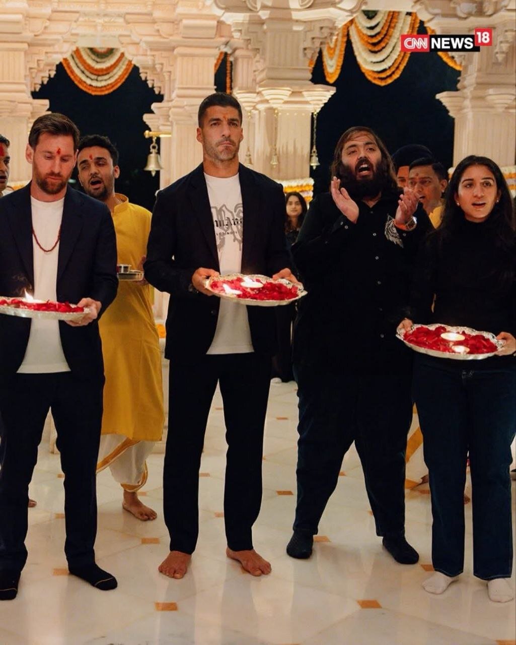 غذا دادن مسی به زرافه ها در هند | تصاویر