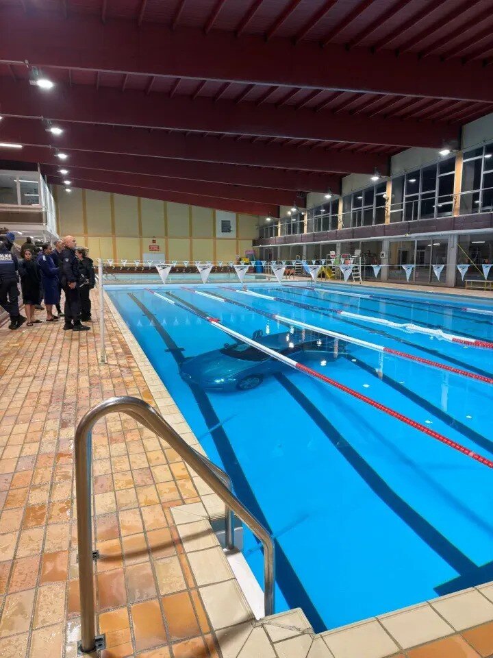 باورنکردنی: سقوط یک مادر با خودرو به داخل استخر همراه کودک ۵ ساله! + عکس | ترمز و گاز را اشتباه گرفت و ...