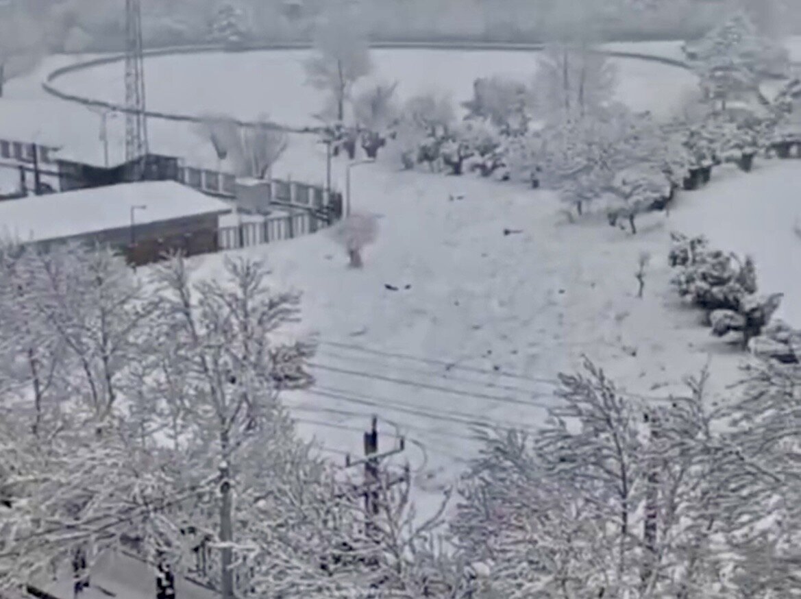 بارش مداوم ۱۰ ساعته برف در این منطقه؛ بلاگرها فیلم و عکس بارندگی‌ها را به شکل بی‌سابقه‌ای منتشر می‌کنند!