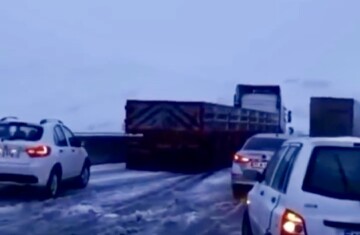 خودروها در برف آزادراه شیراز_اصفهان گیر افتادند؛ ترافیک و کندی تردد به علت برودت هوا | برخی رانندگان زنجیر چرخ همراه ندارند!