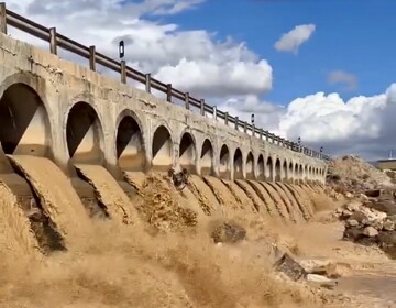 تصاویر آبگیری این سد پس از طغیان رودخانه؛ شدت عبور آب از زیر پل را ببینید