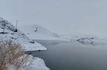 تصاویر امیدوار کننده یک سد مهم که دیگر کسی به آن امید نداشت؛ حجم برف اطراف سد را ببینید