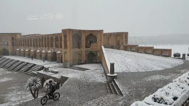 اصفهان هم برفی شد | زاینده رود برفی را ببینید