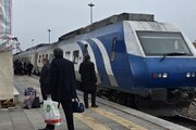 ۴ ساعت بلاتکلیفی مسافران قطار در هوای سرد ؛ نقص فنی ریل باس مشهد-تهران