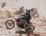 تصاویری عجیب از مسابقه موتورسواری بانوان در کرمانشاه؛‌ همه زمین خوردند! + ویدئو |  فقط یک نفر از خط پایان گذشت + ویدئو
