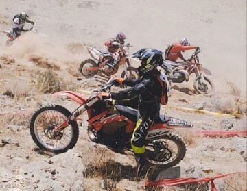 مسابقه موتورسواری عجیب بانوان در کرمانشاه؛‌ همه زمین خوردند! + ویدئو |  فقط یک نفر از خط پایان گذشت + ویدئو