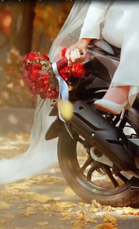 تصاویر جدید از مریم مومن سوار بر موتورسیکلت با تور سفید و دسته گل عروسی