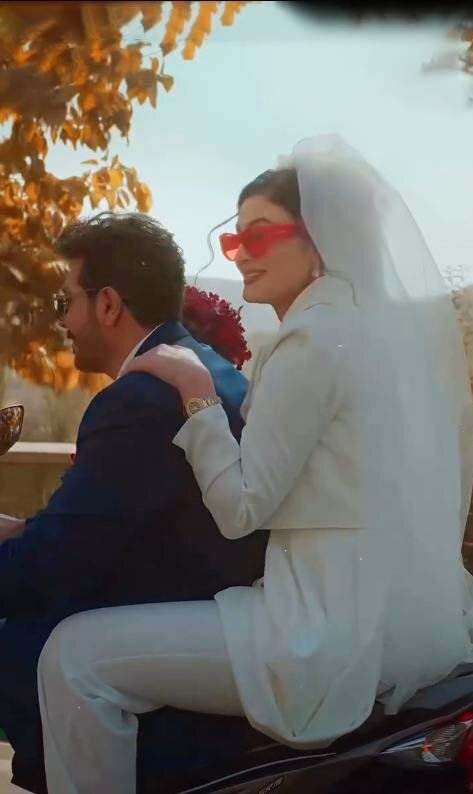 تصاویر جدید از مریم مومن سوار بر موتورسیکلت با تور سفید و دسته گل عروسی