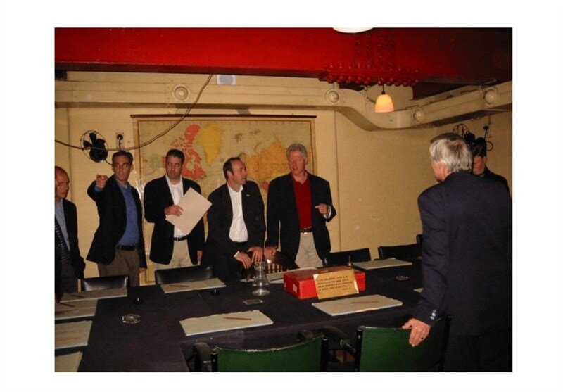 تصویر جنجالی از بیل کلینتون در استخر اپستین | تصاویر