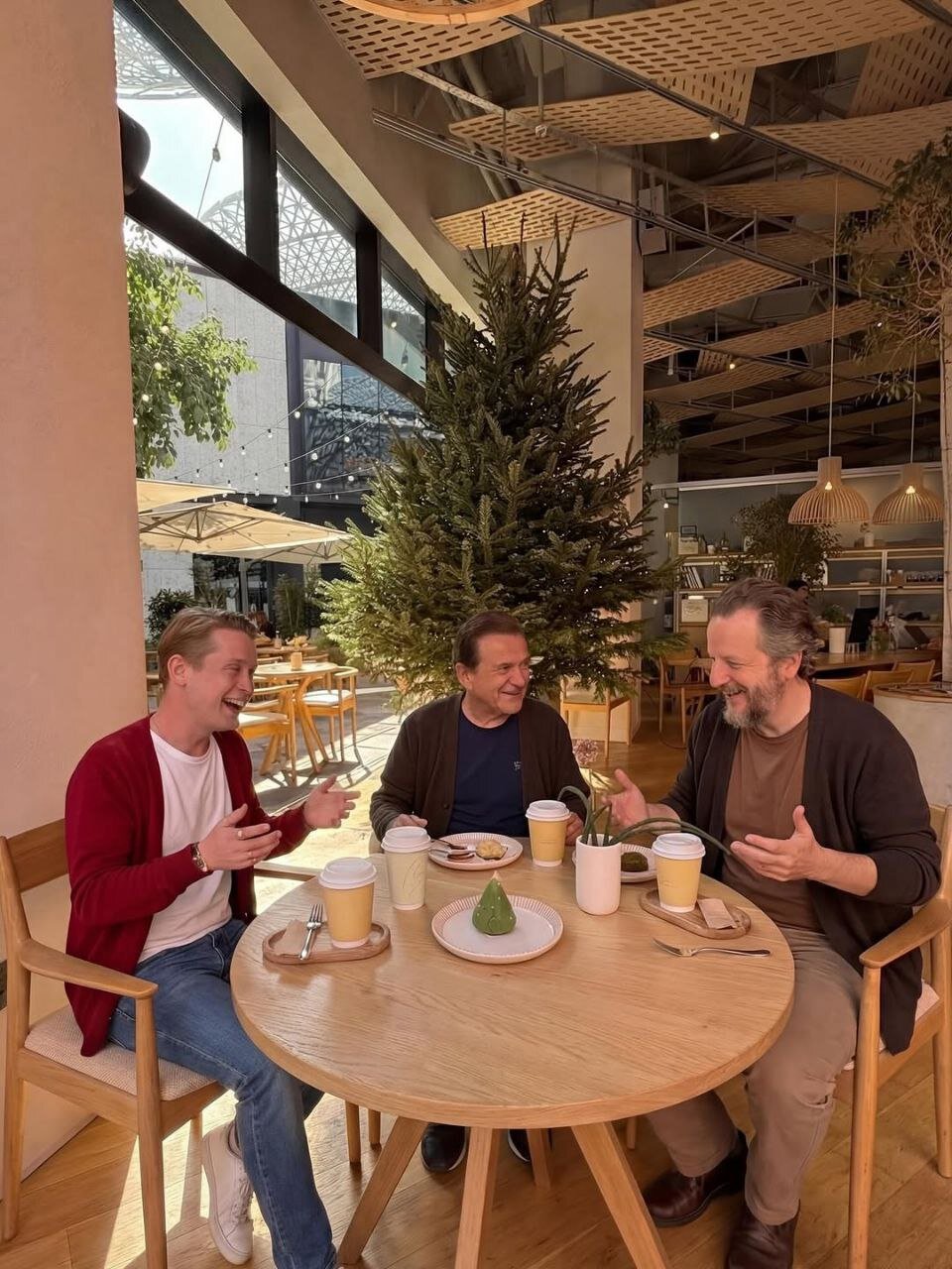 دورهمی صمیمی بازیگران سریال محبوب بعد از ۳۶ سال | تصاویر