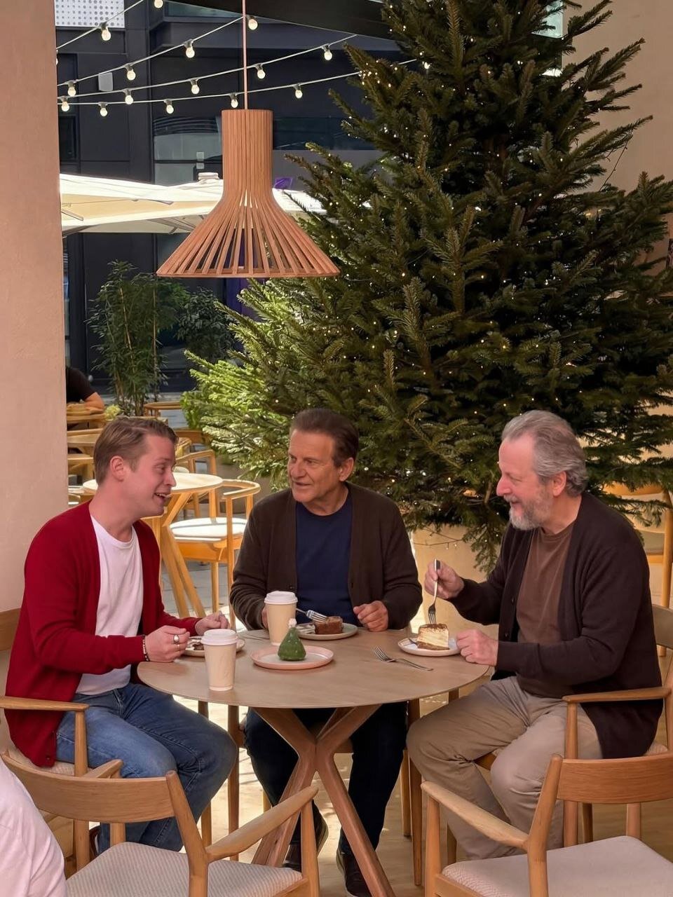 دورهمی صمیمی بازیگران سریال محبوب بعد از ۳۶ سال | تصاویر