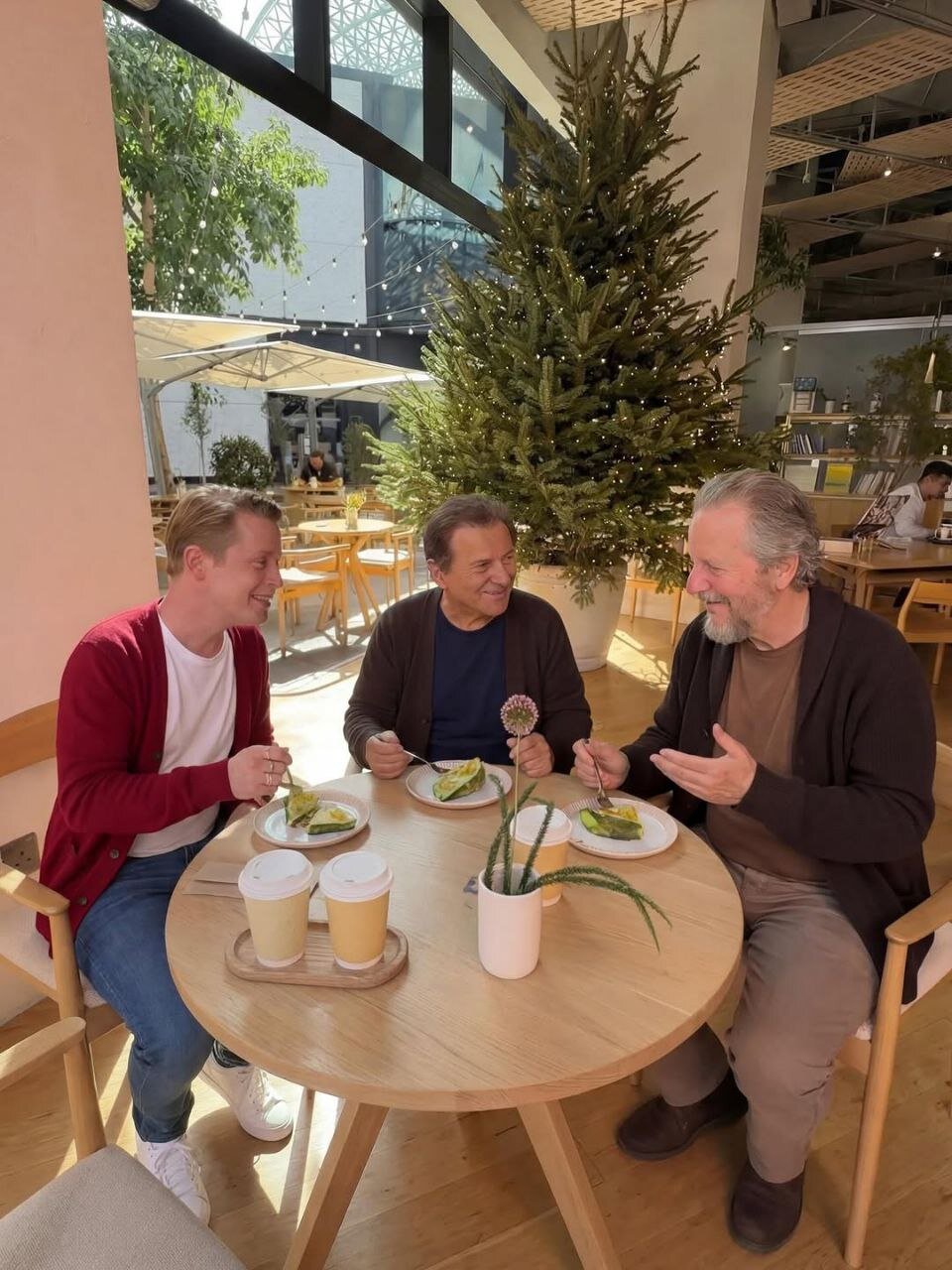 دورهمی صمیمی بازیگران سریال محبوب بعد از ۳۶ سال | تصاویر