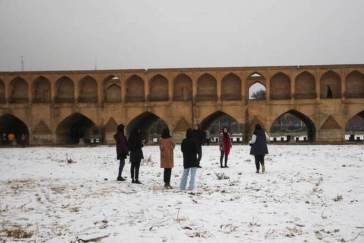 پالتوی برفی بر تن ایران