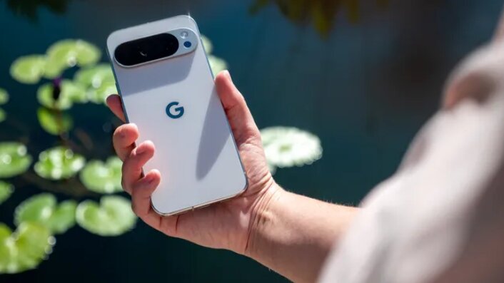 چگونه از شر نورهای مزاحم خلاص شویم؟ | راهنمای فعال کردن «دارک مود گسترده» در گوشی‌های گوگل پیکسل