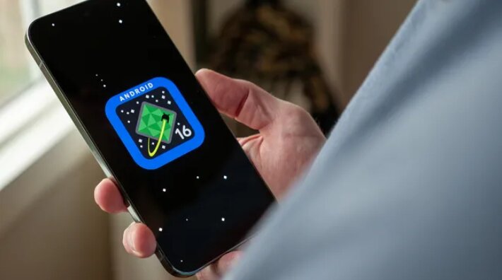 چگونه از شر نورهای مزاحم خلاص شویم؟ | راهنمای فعال کردن «دارک مود گسترده» در گوشی‌های گوگل پیکسل