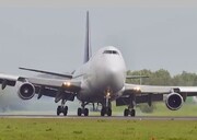 لحظات فرود سخت بویینگ ۷۴۷؛ برخورد دلهره‌آور چرخ‌ها با باند فرودگاه را ببینید