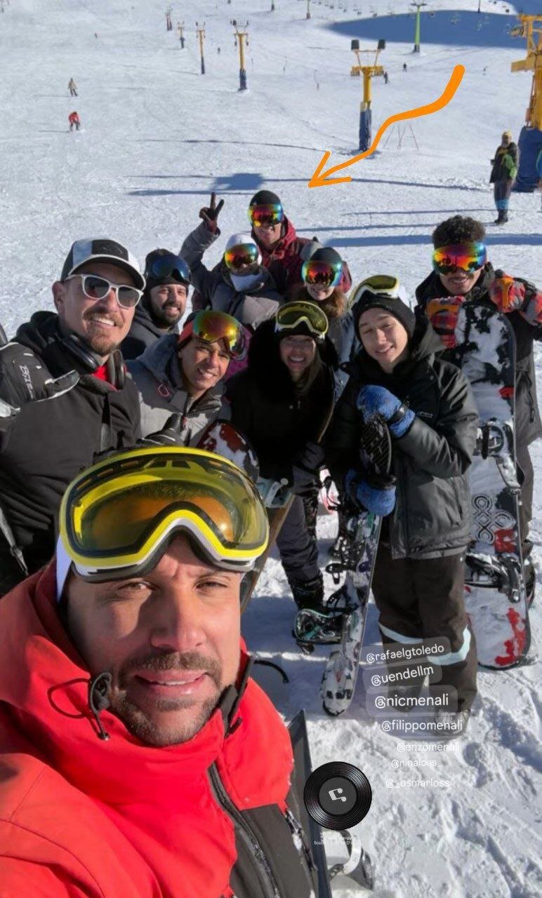 اوسمار با خانواده و دستیارانش در حالی اسکی کردن+ عکس