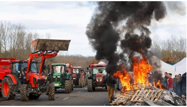 چرا کشاورزان فرانسوی مقابل اقامتگاه ماکرون تابوت گذاشتند؟