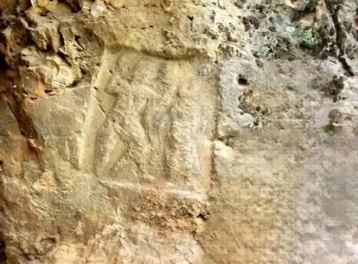 کشف کتیبه باستانی «نبرد پهلوان و مار» در کوههای خوزستان! | عکس