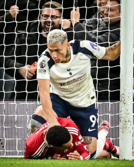 تصاویری جالب از رفتارهای عجیب ریچالیسون پس از زدن گل تاتنهام