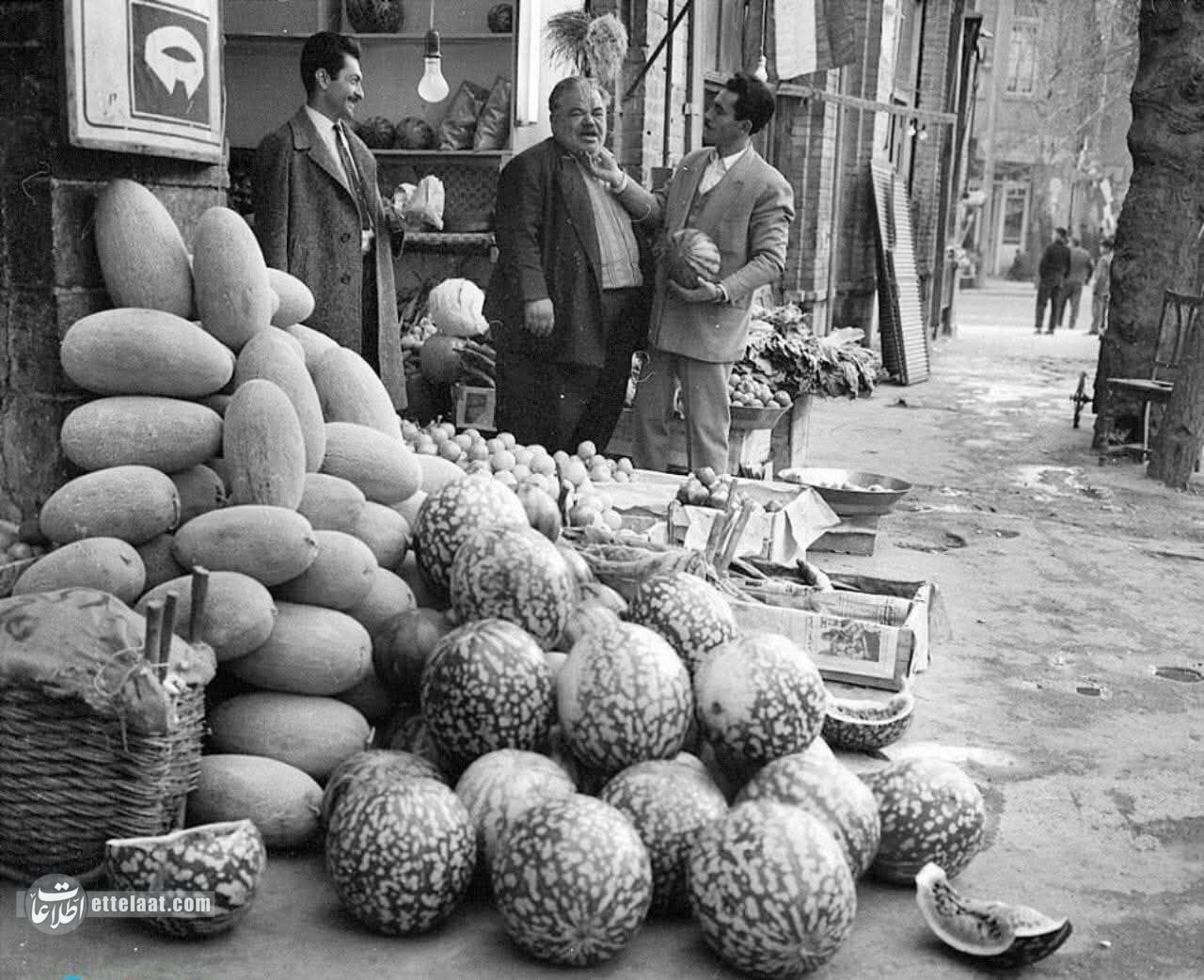 عکسهای جالب از بازار شب یلدای ۶۰ سال پیش! ؛ سال ۱۳۴۴ بازار شب یلدای ۶۰ سال پیش! ؛ سال ۱۳۴۴