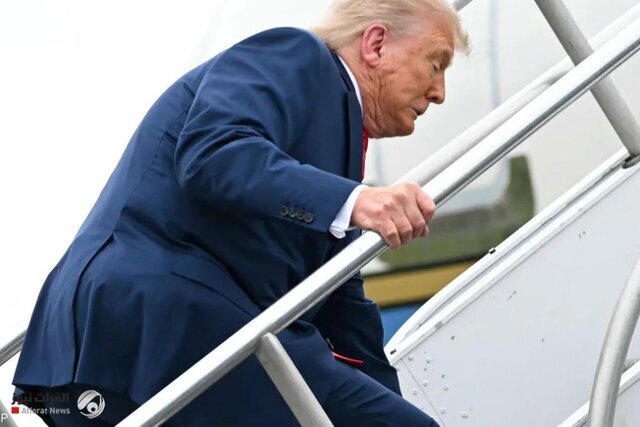 ترامپ مشکوک است؛ از ضربات عجیب به پا تا پایین آمدن محتاطانه از پله‌ها