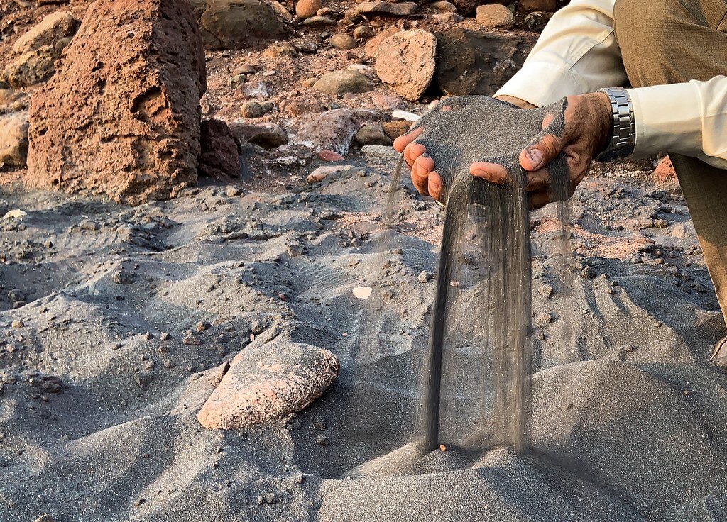 برسد به دست هرمزجان | خاک به خانه بازمی‌گردد