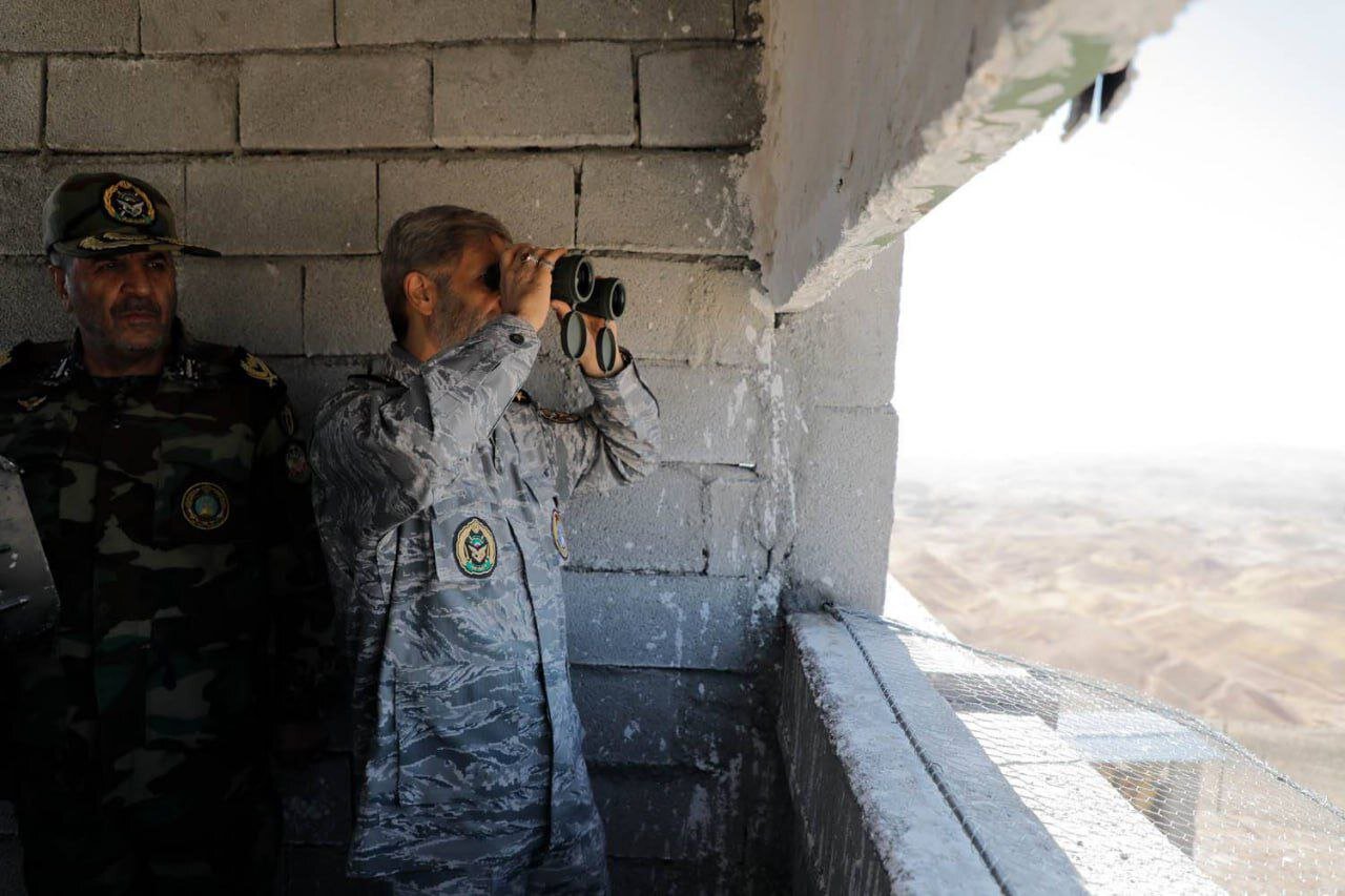 بازدید فرمانده کل از تجهیزات ارتش در استحکامات مرزی | تصاویر