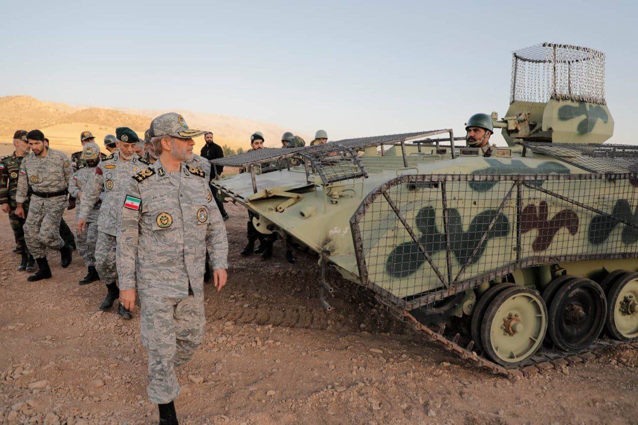 بازدید فرمانده کل از تجهیزات ارتش در استحکامات مرزی | تصاویر