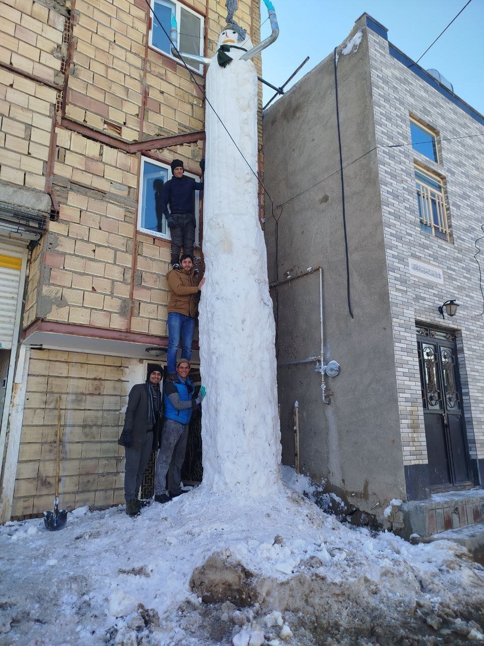 غول برفی ایرانی؛ ساخت آدم برفی ۸ متری در یک روستا | عکس