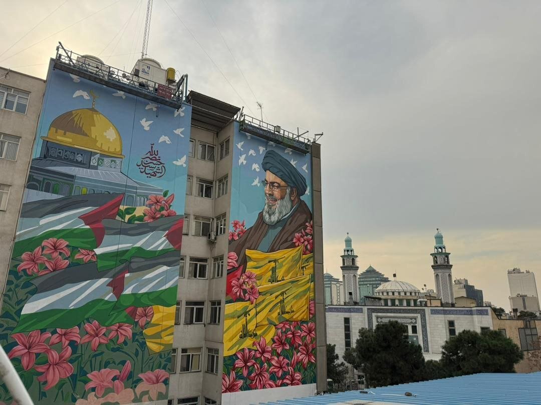 اجرای دیوارنگاره یادمان شهید سیدحسن نصرالله در  تهران+ تصاویر