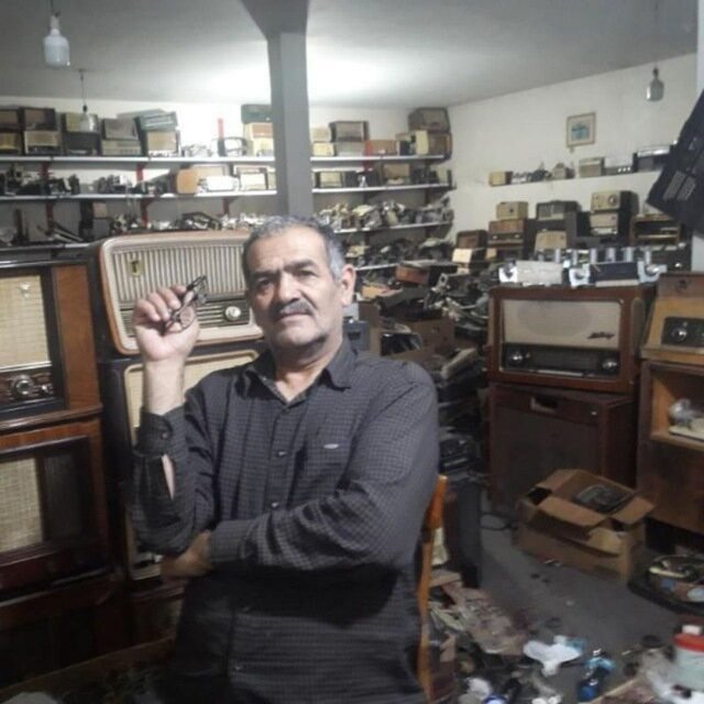 تعمیرکار صداهای خاموش | روایت این‌روزهای مردی که موزه‌دار و تعمیرکننده رادیوها و گرام‌های آنتیک است