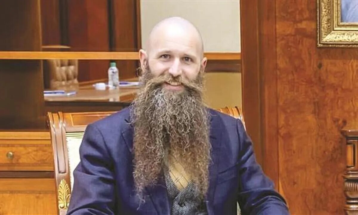 این مرد عجیب سفیر آمریکاست! | دیپلماتی که در عروسی‌ها می‌رقصد و در عزا گریه می‌کند + تصاویر