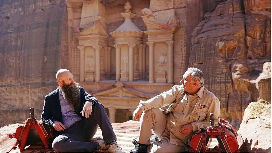 این مرد عجیب سفیر آمریکاست! | دیپلماتی که در عروسیها میرقصد و در عزا گریه میکند + تصاویر