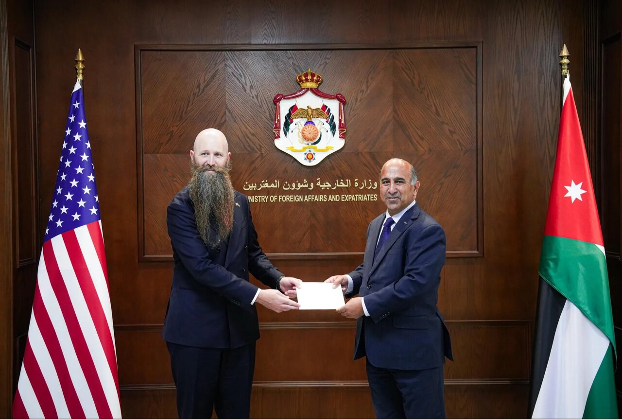 این مرد عجیب سفیر آمریکاست! | دیپلماتی که در عروسی‌ها می‌رقصد و در عزا گریه می‌کند + تصاویر