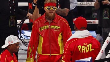 تصویری عجیب از پولدارترین ورزشکار کتک‌خور دنیا | خوابیدن روی پول بعد از شکستن فک و دندان