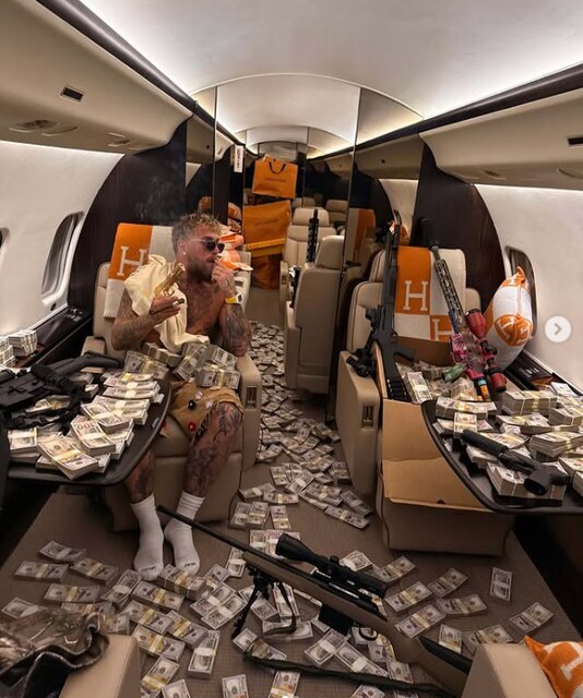 تصویری عجیب از پولدارترین ورزشکار کتک‌خور دنیا | خوابیدن روی پول بعد از شکستن فک و دندان