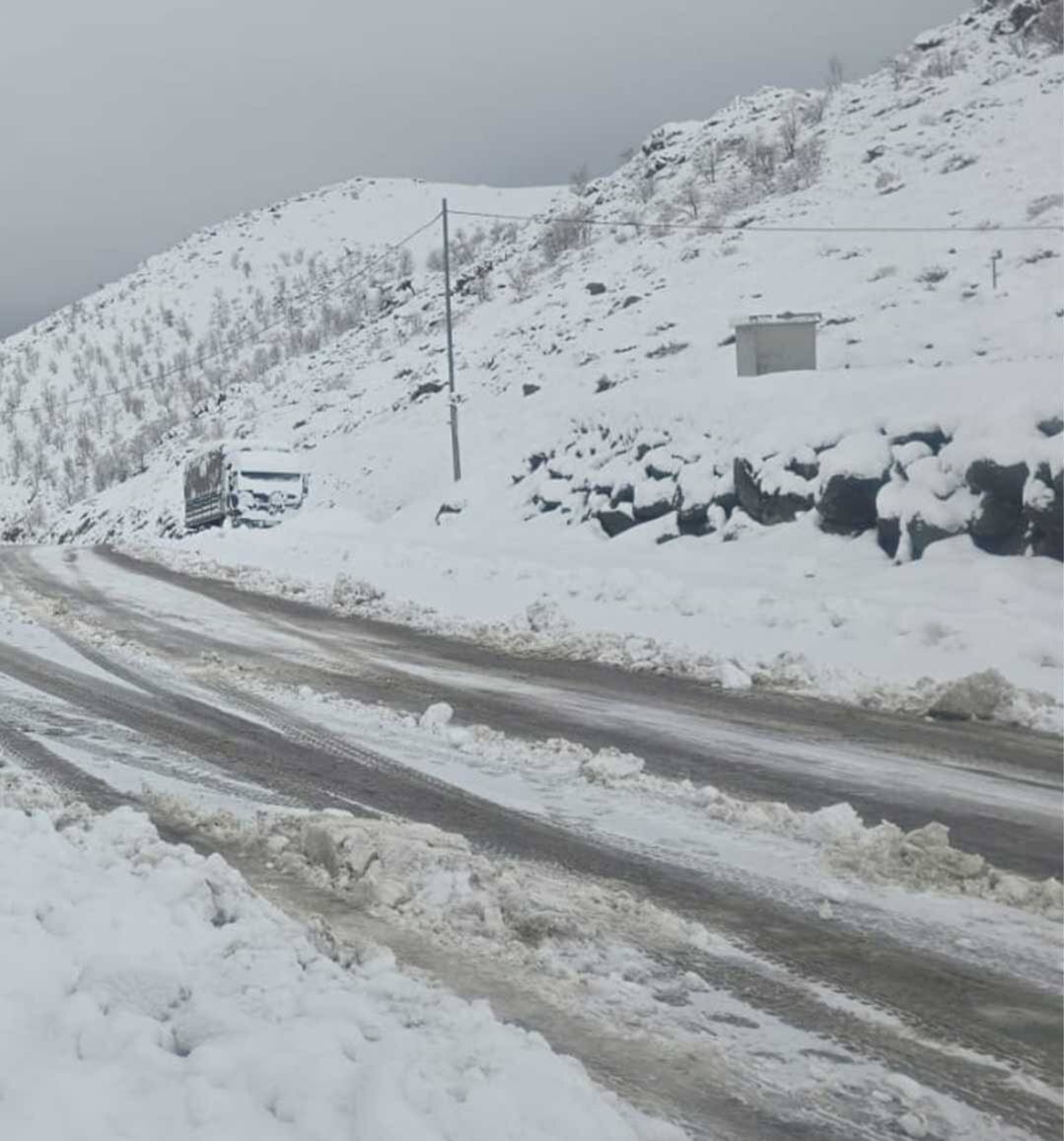 بارش ۱۷ سانتی‌متری برف، این منطقه مرزی را کاملاً سفیدپوش کرد | تصاویر