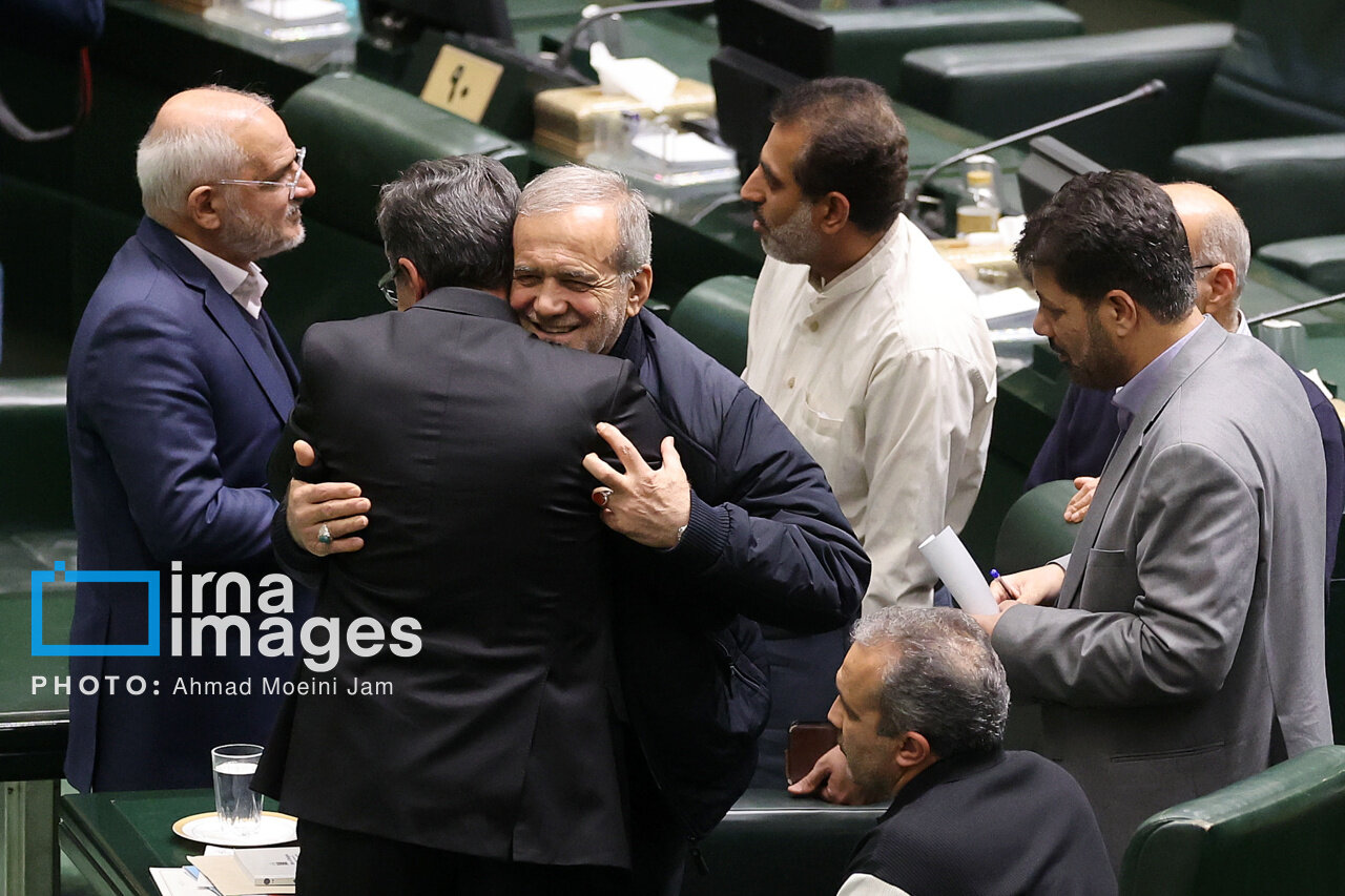 دست پزشکیان آسیب دیده است؟ | تصاویر