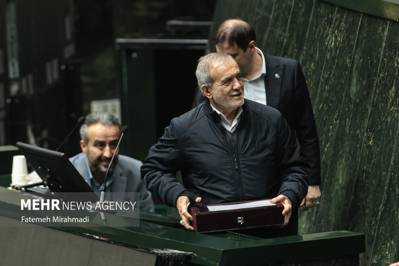 دست پزشکیان آسیب دیده است؟ | تصاویر