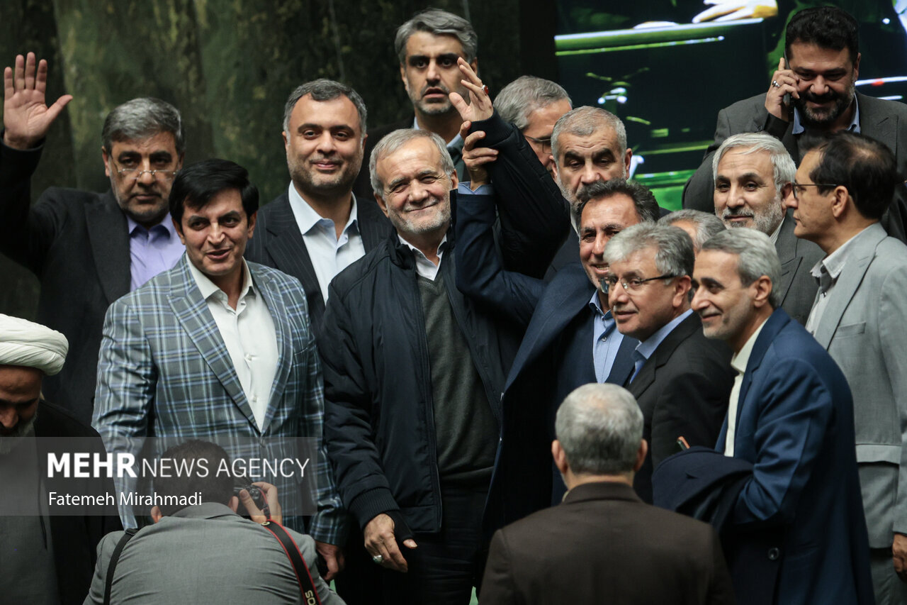 دست پزشکیان آسیب دیده است؟ | تصاویر